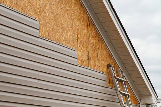 Professional Siding technician working in White Plains, MD
